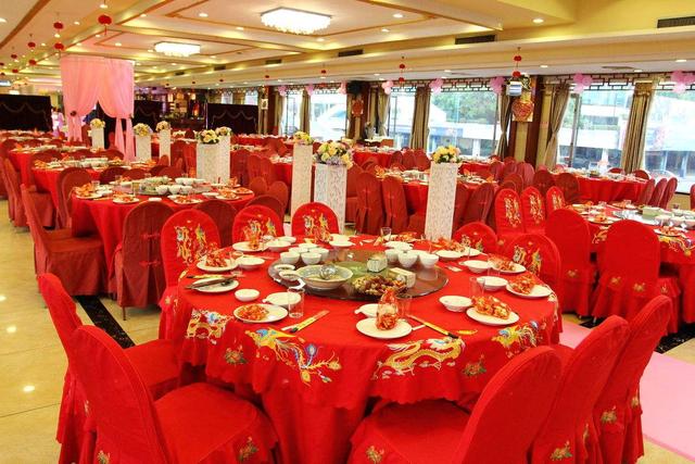 女兒結婚，父親將菜打包，親家母嘲笑他用打包菜喂豬，結帳時傻了  