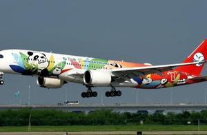 川航「喂豬式」飛機餐，除了擔擔麵，還有麵包、水果和配菜