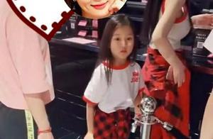 李小璐帶女兒逛街，6歲甜馨大長腿矚目，與路人互動超乖巧