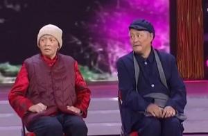 62歲趙本山近照曝光，穿著樸素像現實版劉老根，53妻子卻圓潤貴氣