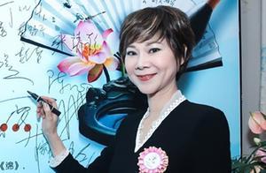 57歲曹燕華近照曝光！看著像30多歲，與二婚老公秀恩愛，幸福甜蜜