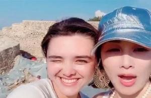 48歲鍾麗緹與大女兒同框近照，女兒混血超漂亮，母女特別像