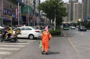 環衛女工不識字 撿到「畢業證」愣是找到學校送回