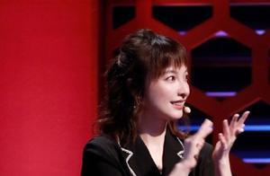 吳昕「睡衣風」西裝亮相脫口秀，配短褲秀美腿，36歲時髦到認不出