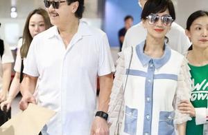 趙雅芝參加活動，身穿白色蕾絲披風，扎個馬尾辮又減齡又美