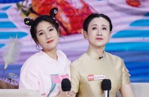 陳芊芊與婆婆錄節目，扎哪吒頭俏皮減齡，袁媽媽中國風服飾顯優雅