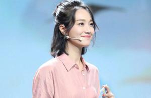 朱丹主持節目換新髮型，半扎丸子頭甜美減齡，哪像38歲辣媽？