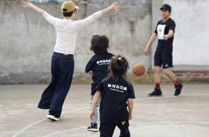孫儷探班真有愛！T恤搭闊腿褲休閒又減齡，鄧超帶娃打籃球太溫馨