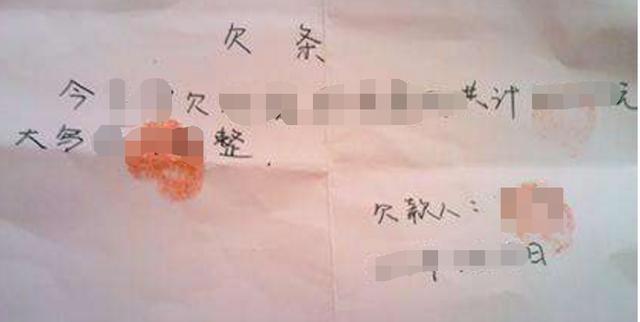 父親留下10萬債務，三個兒子不管，女兒還完錢收到個袋子一看傻了  