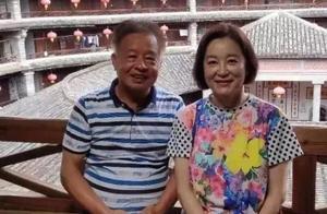 林青霞穿老年裝出遊，短髮發福笑起來像老奶奶，這是65歲真實樣子