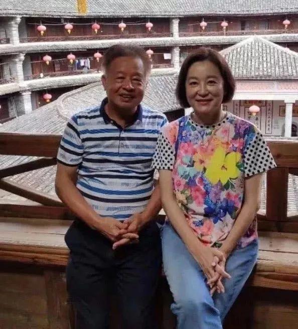 林青霞穿老年裝出遊，短髮發福笑起來像老奶奶，這是65歲真實樣子！