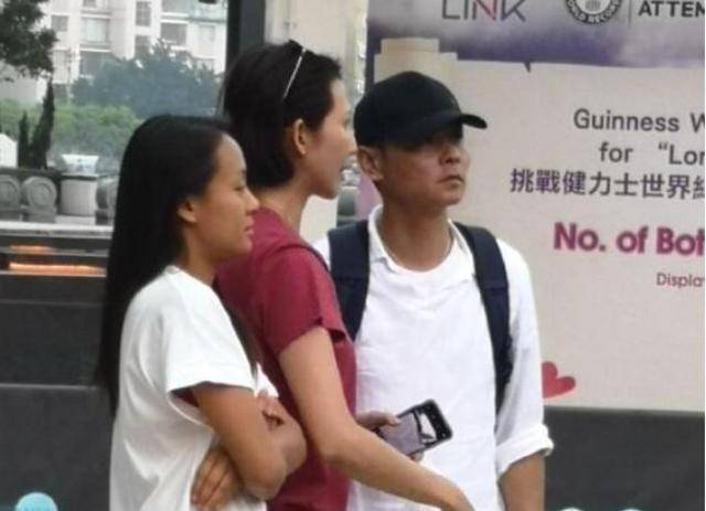 45歲蔡少芬素顏逛街，男人都要懷疑人生，網友：也就張晉受得了！