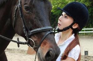 「台灣第一美女」蕭薔曬騎馬照，穿緊身T秀蠻腰，51歲身材贏少女
