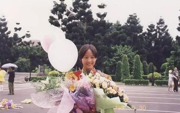 張鈞甯高中「儀隊舊照」被翻出！網嘆：看完後終於知道她為何一直單身了