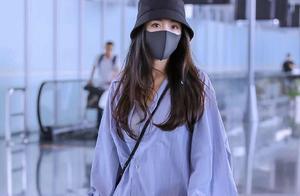 楊冪又在機場秀腿，「下衣失蹤」穿法+馬丁靴，這樣穿不熱嗎？
