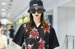 戚薇又穿睡衣走機場，大玩「下衣失蹤」風格，依舊那麼時髦有氣質