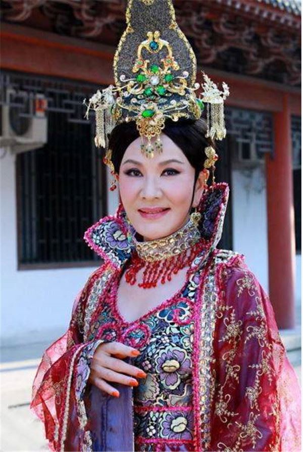 她慘被離婚、兒子癌症過世，68歲凍齡活出少女人生！