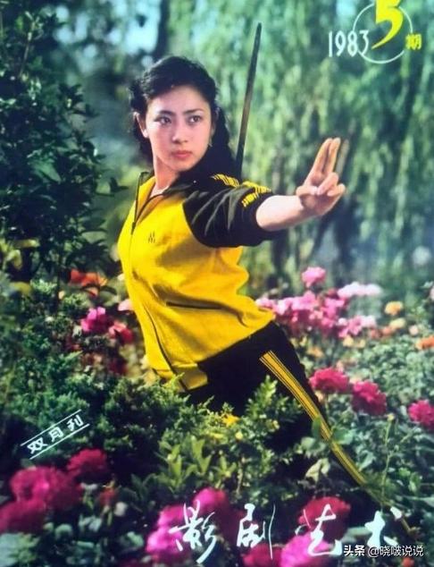 曾被利智插足！當年沒儀式「挺肚陪夫去美國發展」遭李連傑拋棄20年，「獨自帶大2女侍奉公婆」今收穫幸福！