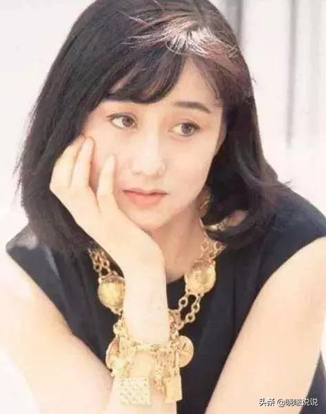 曾被利智插足！當年沒儀式「挺肚陪夫去美國發展」遭李連傑拋棄20年，「獨自帶大2女侍奉公婆」今收穫幸福！