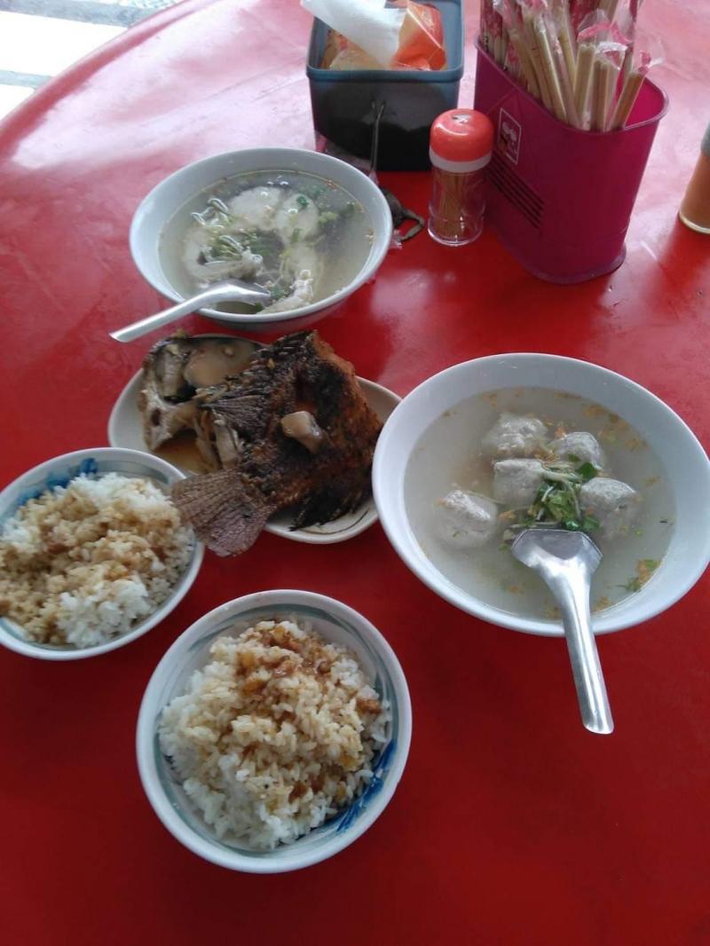 陌生孩子張口討魚吃，阿姨挑刺餵飯到飽，事後驚醒：我怎麼這麼大膽？