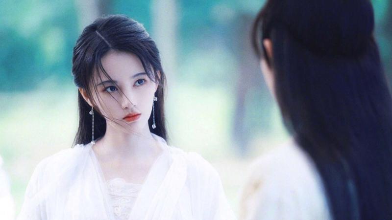 中國「4000年第一美女」遭爆整形　鼻樑一照「山根大透光」比對剛出道照片：不太一樣了