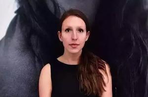 美女畫家僅用一根木炭筆，就畫出了如此超寫實的作品