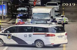 囂張！江門一男子駕照被吊銷還敢開套牌車