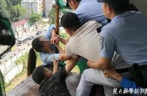 女子坐9樓腳手架上輕生，跌落瞬間被民警徒手抓住！