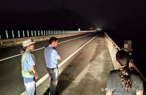 一女子，今凌晨在高速路涪江大橋上欲輕生，被警察成功解救!