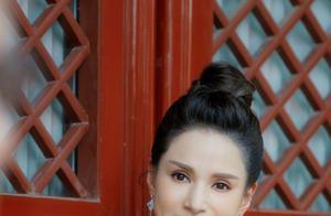 不老女神小龍女李若彤，身著白色旗袍，溫婉美麗似20歲