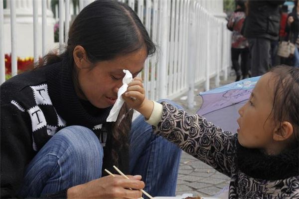 女兒走丟兩年，傷心媽媽在街上偶遇討錢乞丐卻認不得，唯有老狗一眼認出小主人！