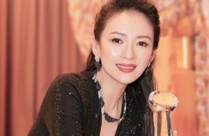 有種「基因」叫章子怡女兒，如今五官張開，小小年紀就氣質十足