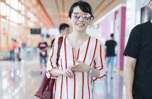 俞飛鴻真是逆生長，條紋裙簡約不失質感，哪像48歲分明是20歲氣質