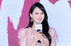 伊能靜真是逆生長，粉色紗裙配長卷髮清新減齡，50歲美成20歲少女