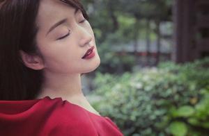 楊鈺瑩曬照，又穿大紅色露肩裙優雅氣質，48歲了還是這麼美