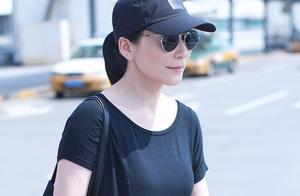 48歲俞飛鴻素顏走機場，T恤搭配牛仔褲休閒隨意，氣質依舊很驚艷