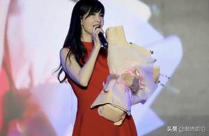 51歲周慧敏近照曝光，穿紅色長裙美如畫，狀態好過20歲少女