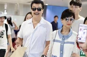 64歲趙雅芝和老公出行打扮似少女，不料頸紋暴露年齡