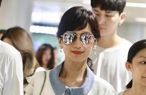 64歲趙雅芝打扮似少女出行，頸紋暴露老態，風頭被70歲老公全搶光