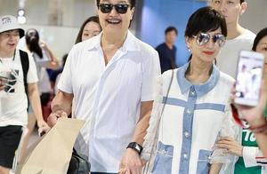 不老女神趙雅芝素顏現身機場頸紋明顯，終於相信你64歲
