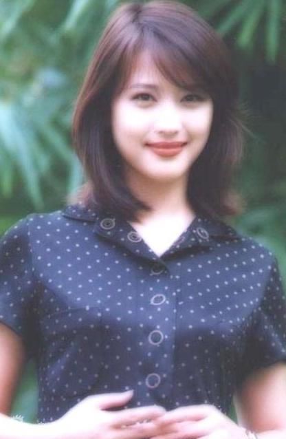 51歲周海媚和50歲周慧敏近照，都沒生孩子，差距不是一般大！