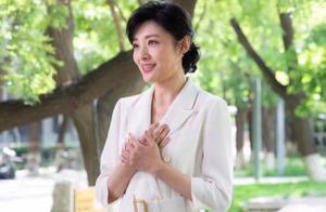 51歲周濤久不露面，白色西裝裙凸顯好身材，隨手一拍都是大片感