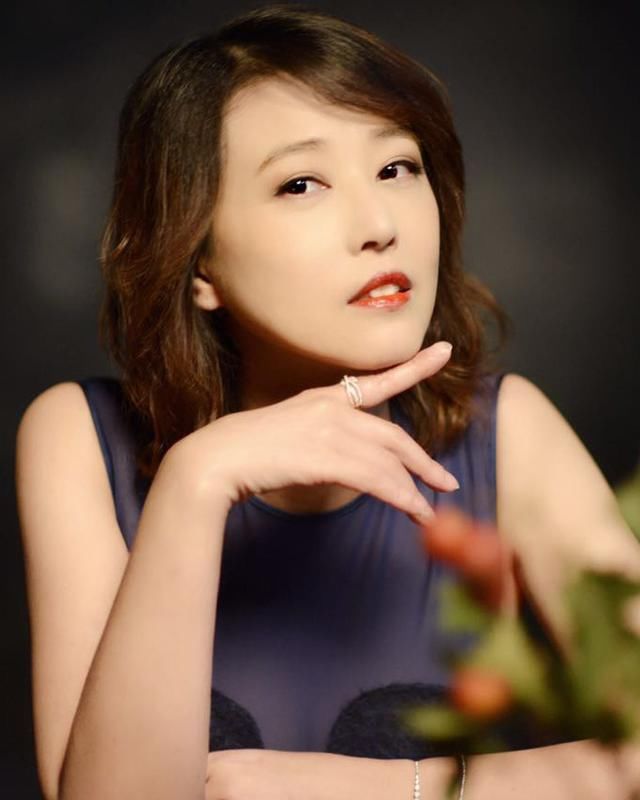 51歲周海媚和50歲周慧敏近照，都沒生孩子，差距不是一般大！