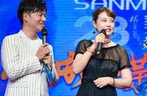 周海媚真的老了？丸子頭搭配網紗裙，化妝後看著也不止52歲