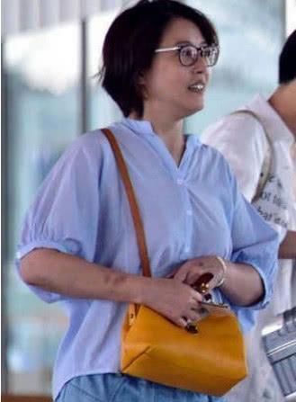 51歲周海媚和50歲周慧敏近照，都沒生孩子，差距不是一般大！