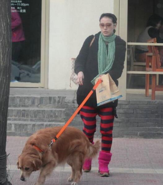 51歲周海媚和50歲周慧敏近照，都沒生孩子，差距不是一般大！