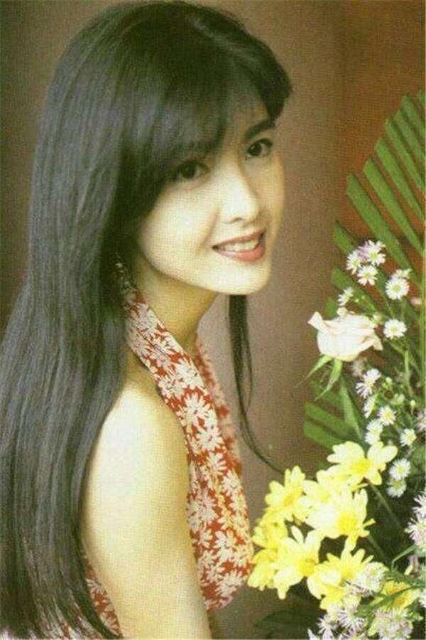51歲周海媚和50歲周慧敏近照，都沒生孩子，差距不是一般大！
