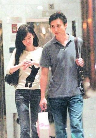 51歲周海媚和50歲周慧敏近照，都沒生孩子，差距不是一般大！