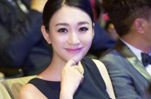 白到發光的43歲李小冉，大半個娛樂圈都敗在了和她的合照里