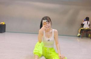 李小璐曬與甜馨合照，身著弔帶大秀好身材，顏值回春似20歲少女